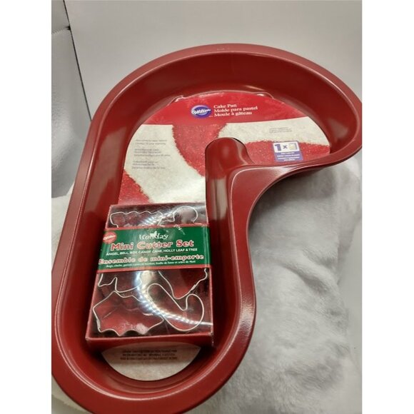 Wilton Non-Stick Cake Pan & Holiday Mini Cutter Set - Picture 1 of 10